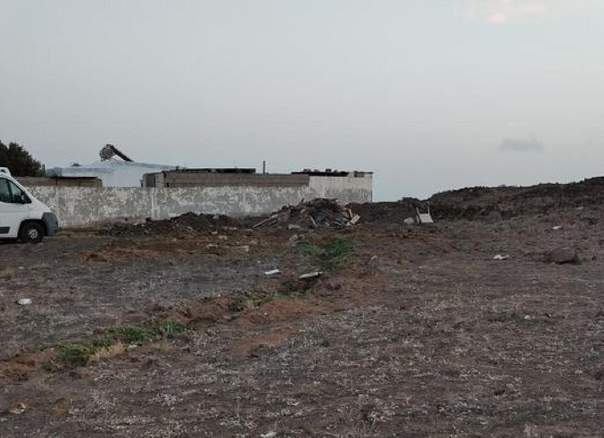 Basura acumulada en la parcela situada entre Argana Alta y Argana Baja