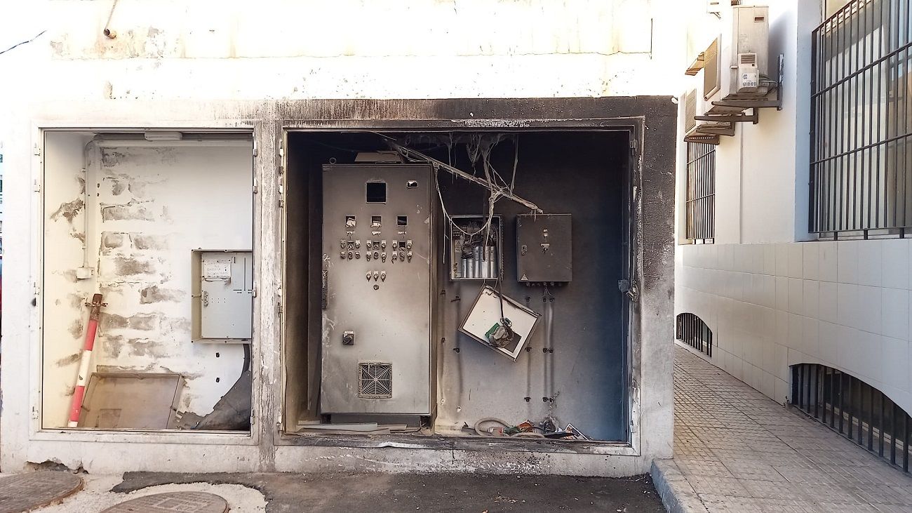 La instalación eléctrica descuidada en la calle Triana de Arrecife