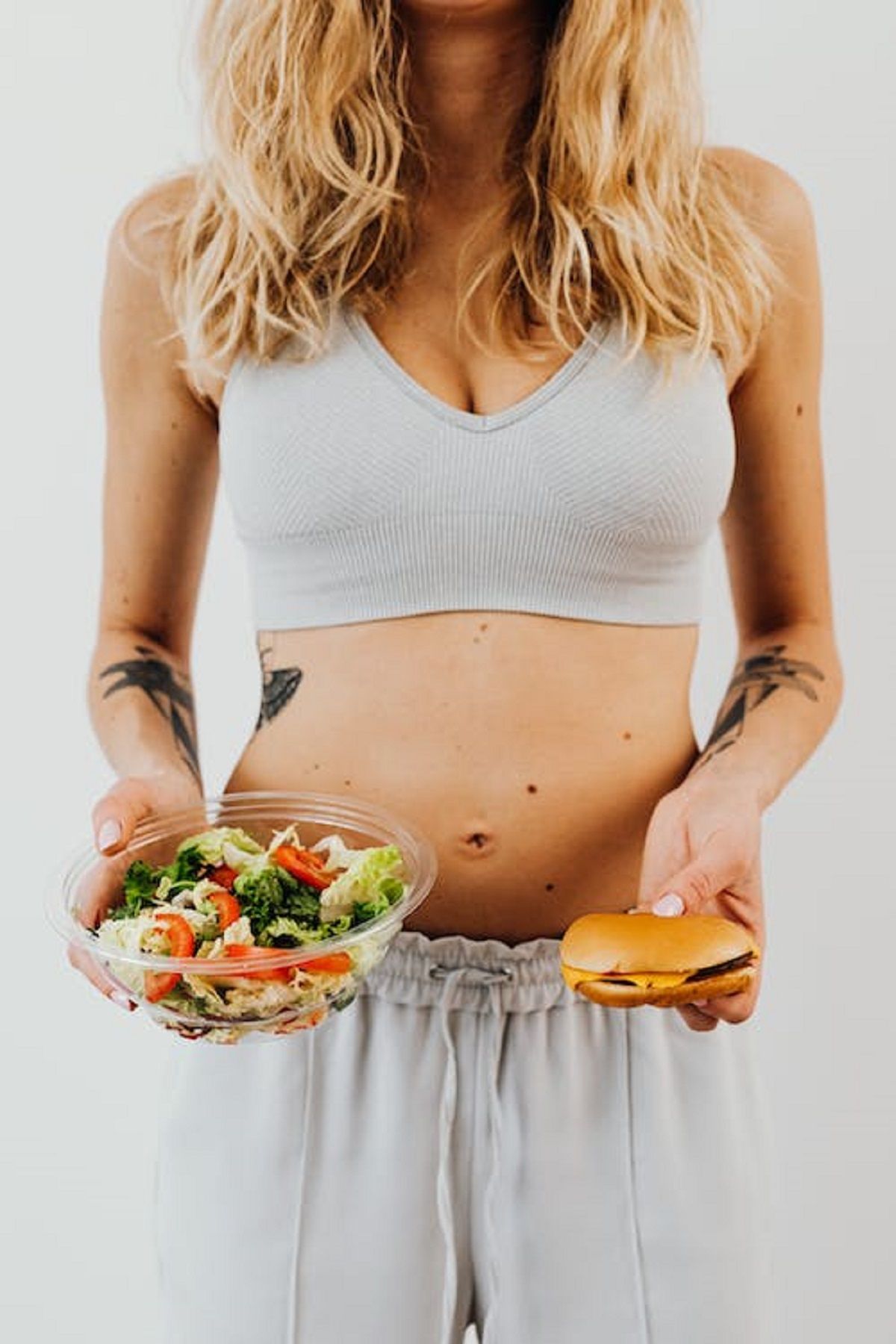 Mujer con comida (Foto: Pexels)
