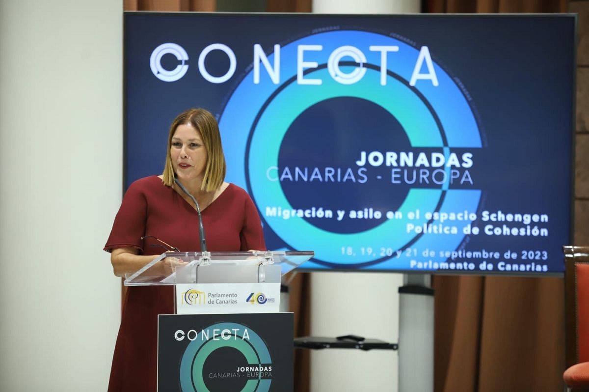 Astrid Pérez en el parlamento de Canarias 