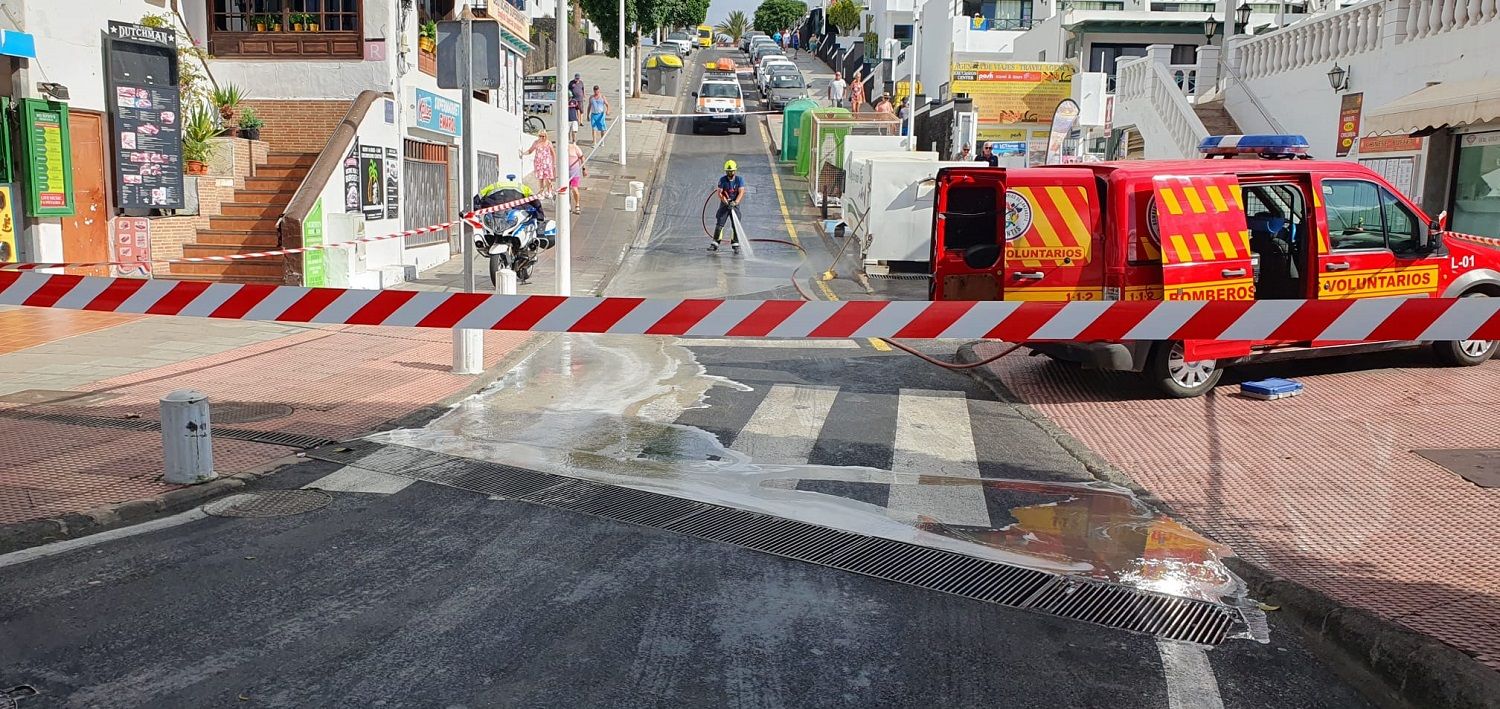 Los bomberos voluntarios limpiando la calle en Tías