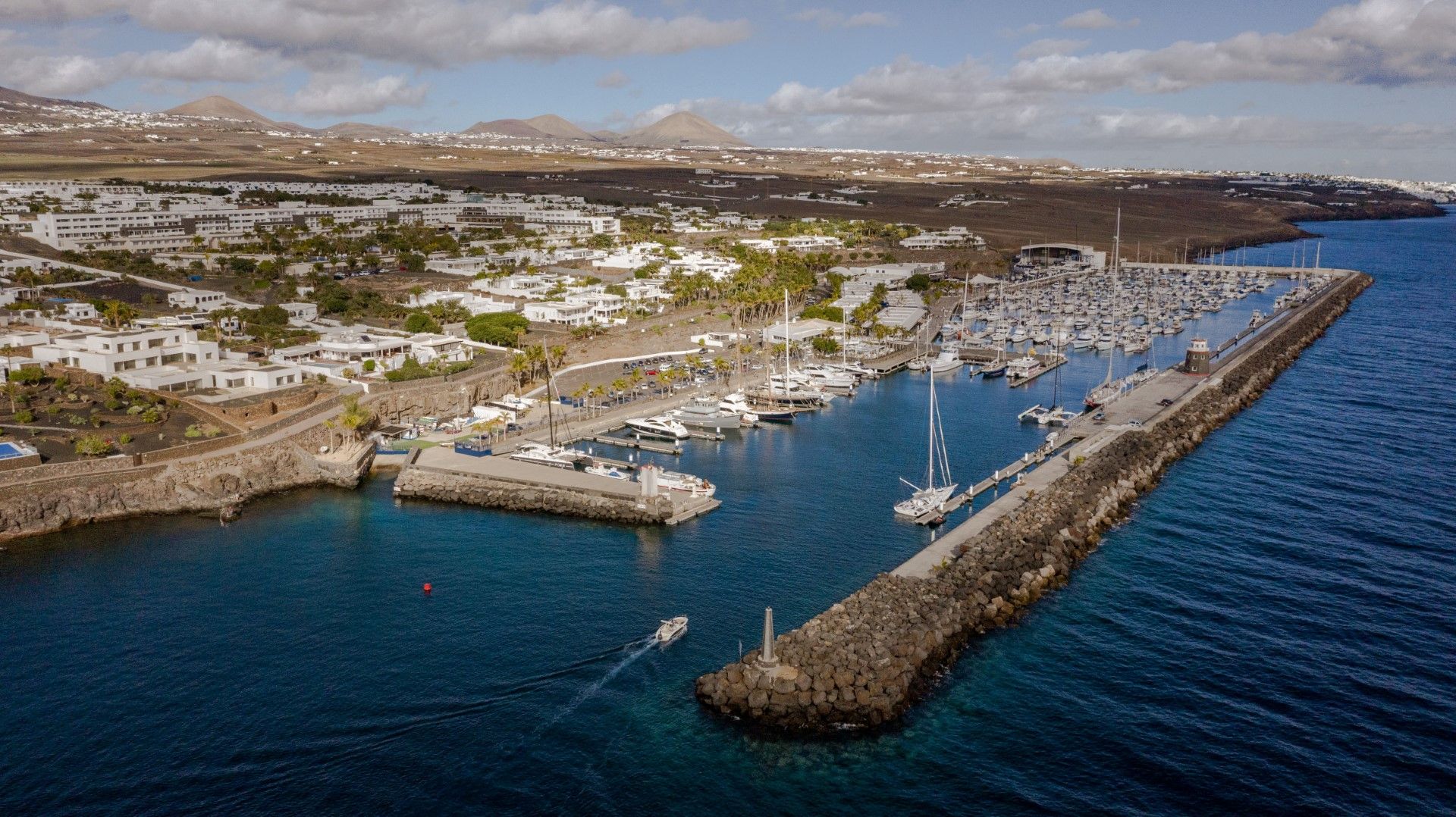 Puerto Calero, el primer puerto deportivo de Lanzarote. Foto: James Mitchell