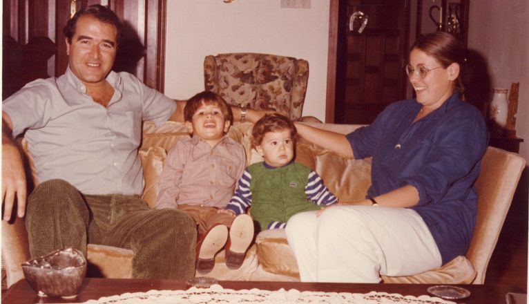 José Calero y Milagros Prats, junto a sus hijos José Juan y Daniel, en una imagen familiar de enero de 1981 Foto Cedida.