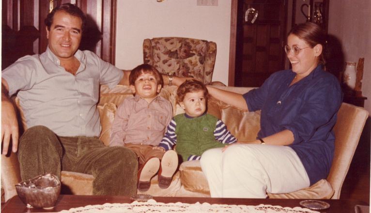 José Calero y Milagros Prats, junto a sus hijos José Juan y Daniel, en una imagen familiar de enero de 1981 Foto Cedida. José Calero y Milagros Prats, junto a sus hijos José Juan y Daniel, en una imagen familiar de enero de 1981 Foto Cedida.
