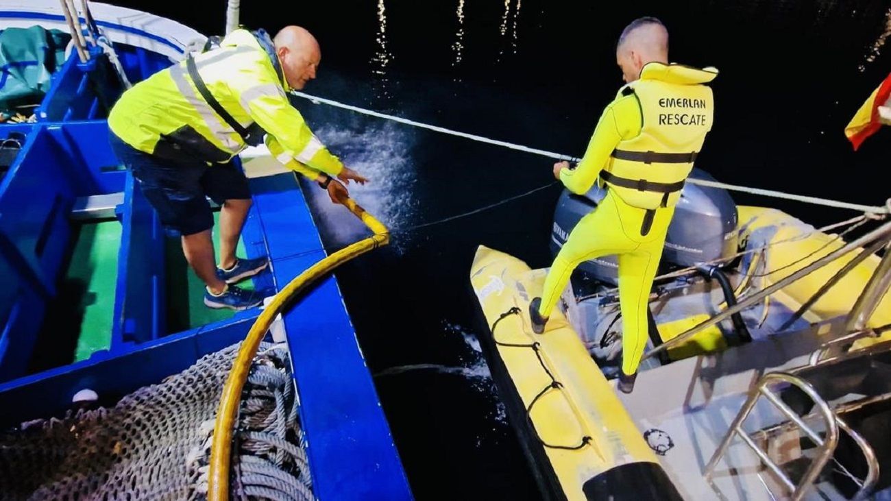 Efectivos de Emerlan rescatando al atunero