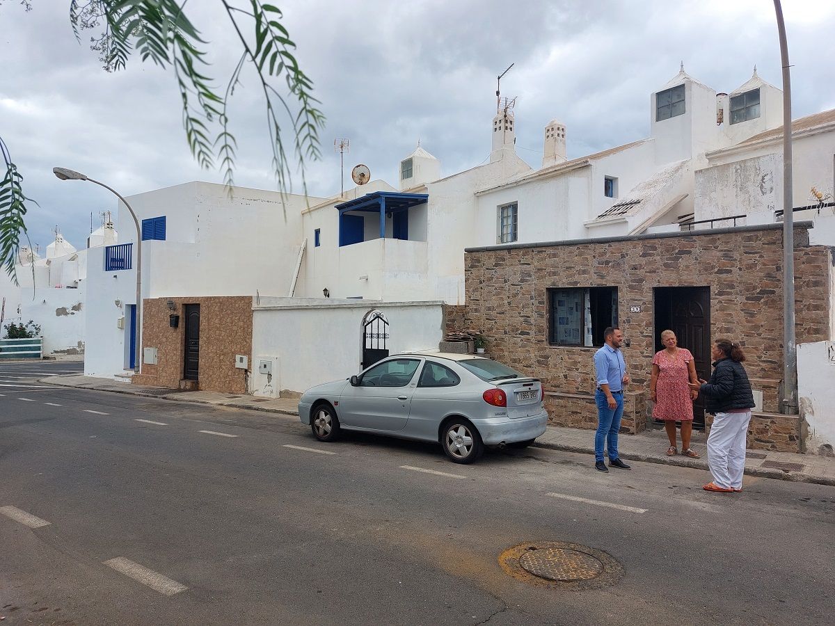 Yonathan de León junto con los vecinos en Tinasoria