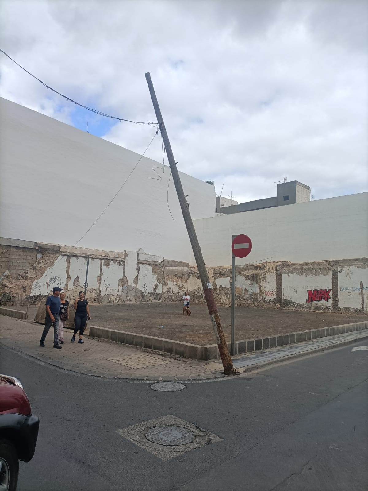 El poste de telefonía a punto de caer en Arrecife