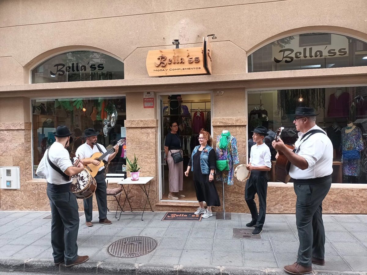 Actuación de folclore frente a una tienda de ropa en Arrecife