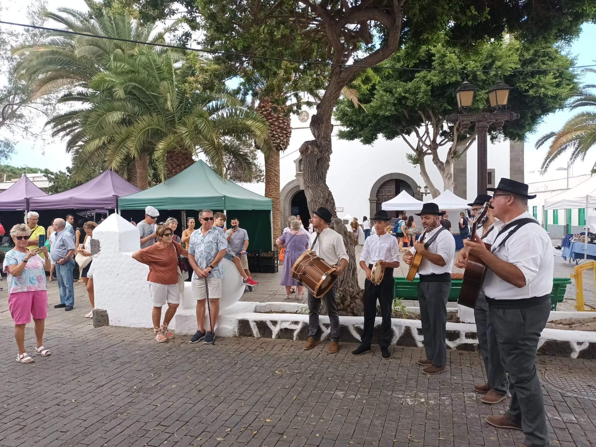 Dinamización comercial del centro de Arrecife, impulsada por la Concejalía de Comercio y Turismo. Plaza de la iglesia y mercadillo con turistas