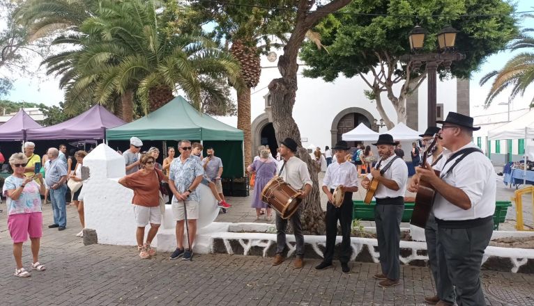Dinamización comercial del centro de Arrecife, impulsada por la Concejalía de Comercio y Turismo. Plaza de la iglesia y mercadillo con turistas