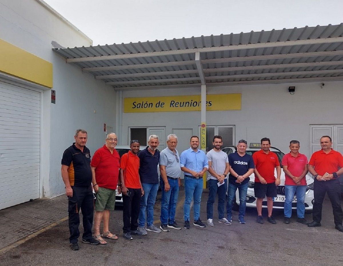 Reunión de Yonathan de León y Mario González Altube, con el sector del taxi de Arrecife