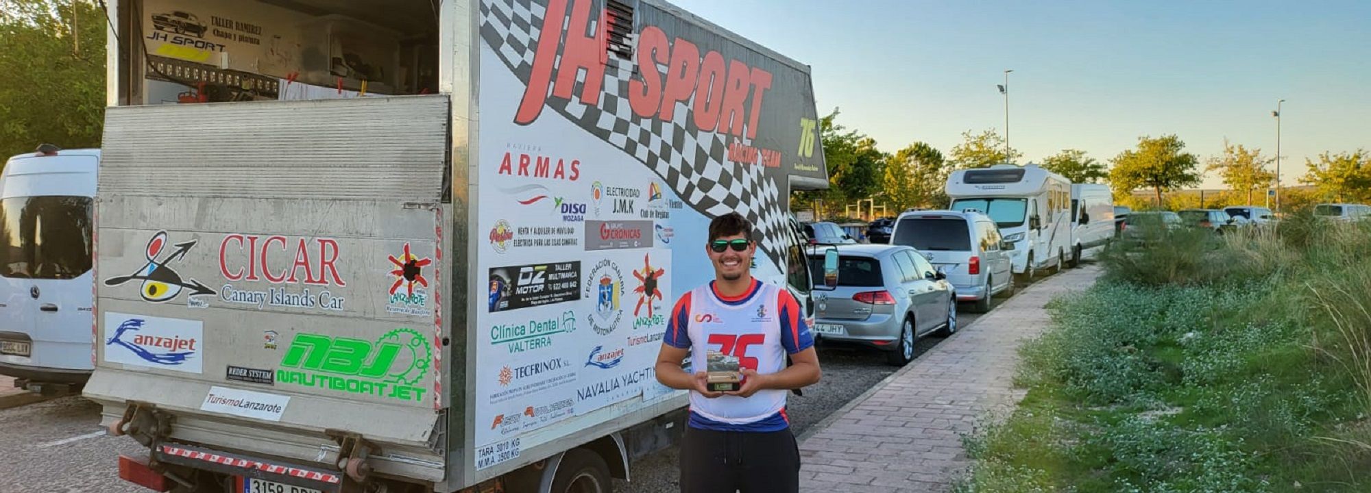 Daniel Hernández con el trofeo del campeonato
