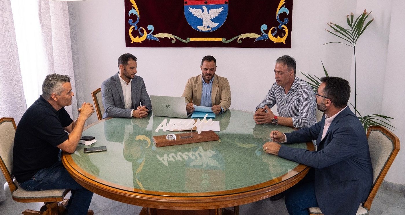 Reunión de Yonathan de León, Echedey Eugenio, Rosmen Quevedo, y con el director del Instituto Canario de la Vivienda, Antonio Ortega