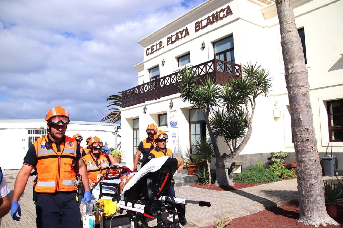 Los bomberos durante el simulacro en el CEIP Playa Blanca