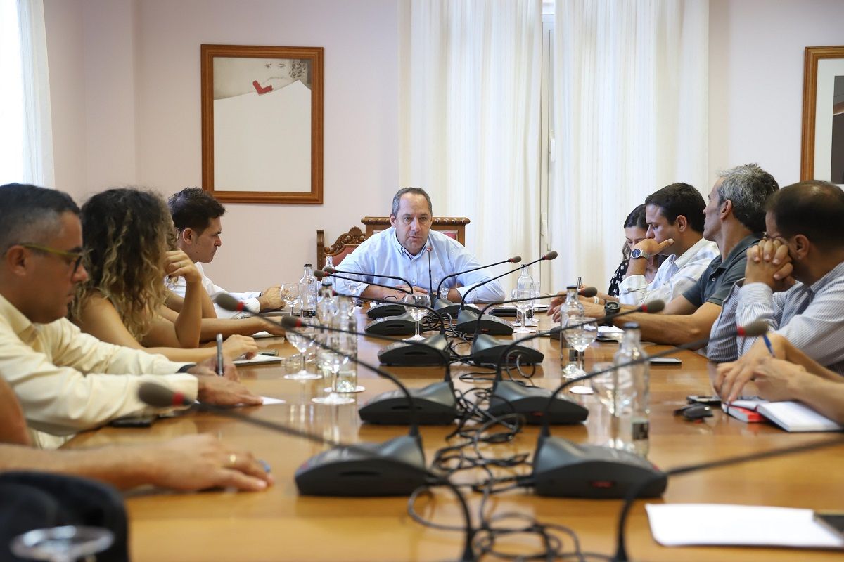 La reunión del consejero de Deportes Juan Monzón con los representantes de los siete ayuntamientos 
