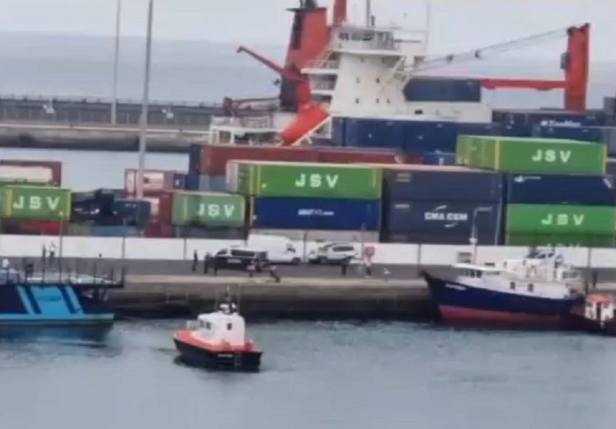 La embarcación con las toneladas de droga en Lanzarote (Fotos: La Voz)