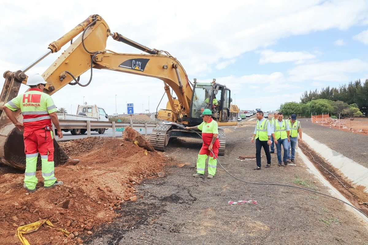 Oswaldo Betancort y Jacobo Medina visitando las obras