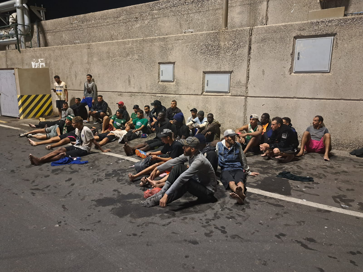 Los inmigrantes en el Puerto de Los Marmoles (Foto: José Luis Carrasco)