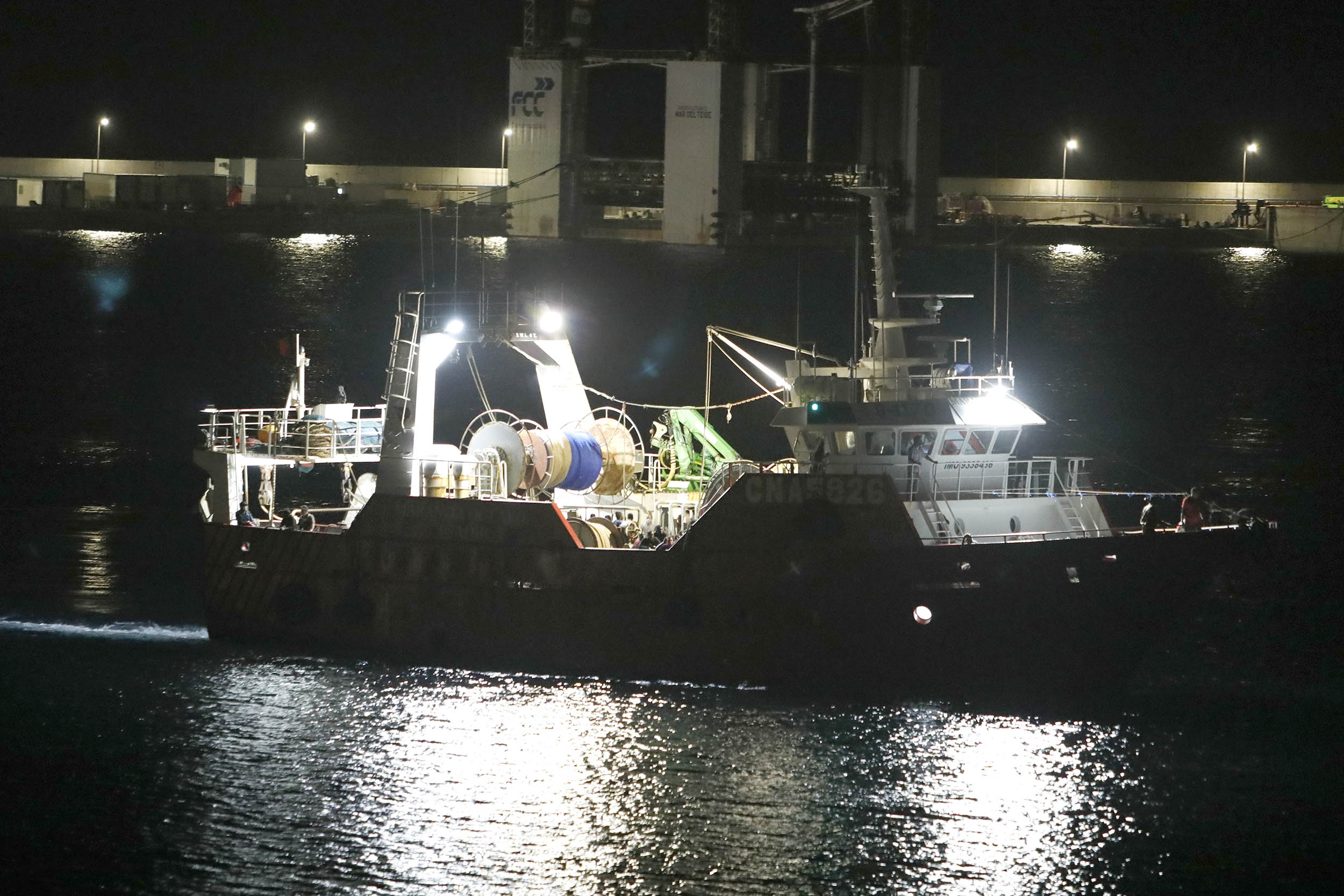 La patera llegada a Puerto de Los Mamoles (Foto: José Luis Carrasco)