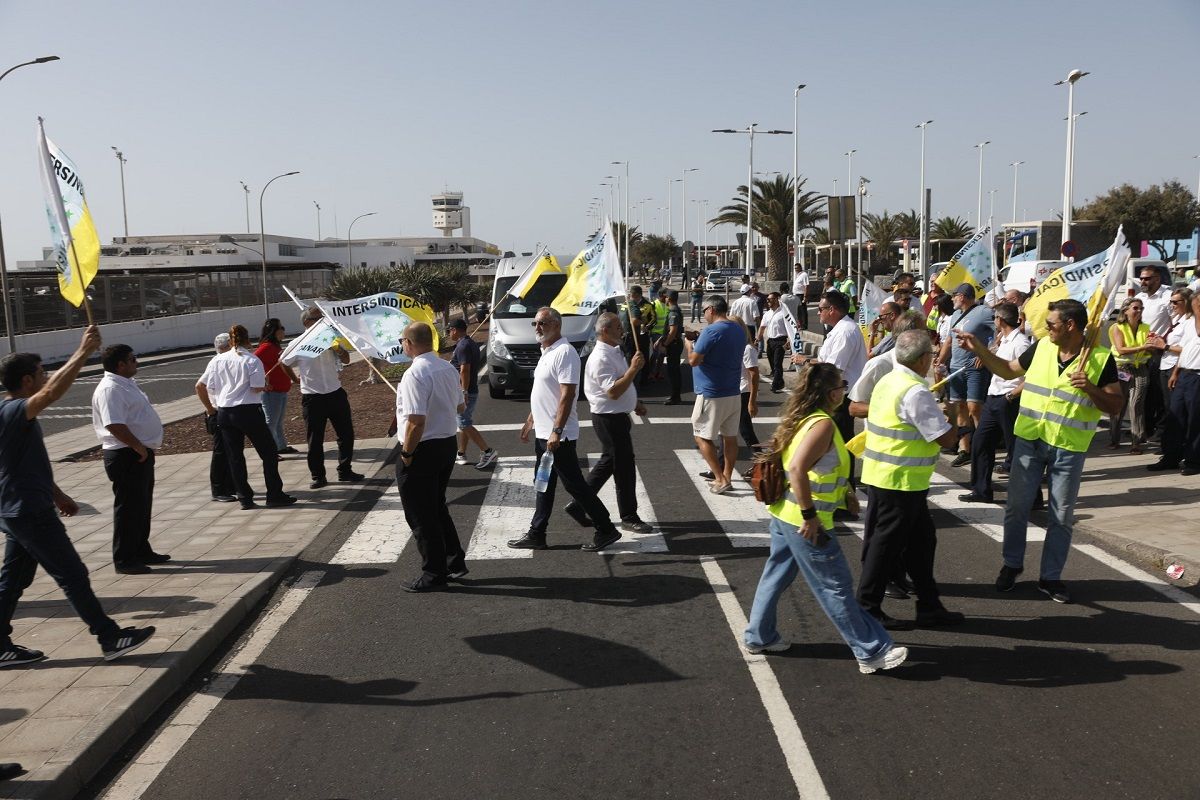 La huelga de transportistas en el aeropuerto de Lanzarote (Foto: José Luis Carrasco)