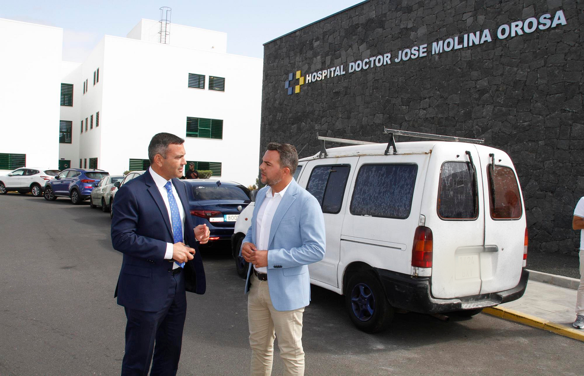 Oswaldo Betancort junto a Jacobo Medina en el Hospital Molina Orosa