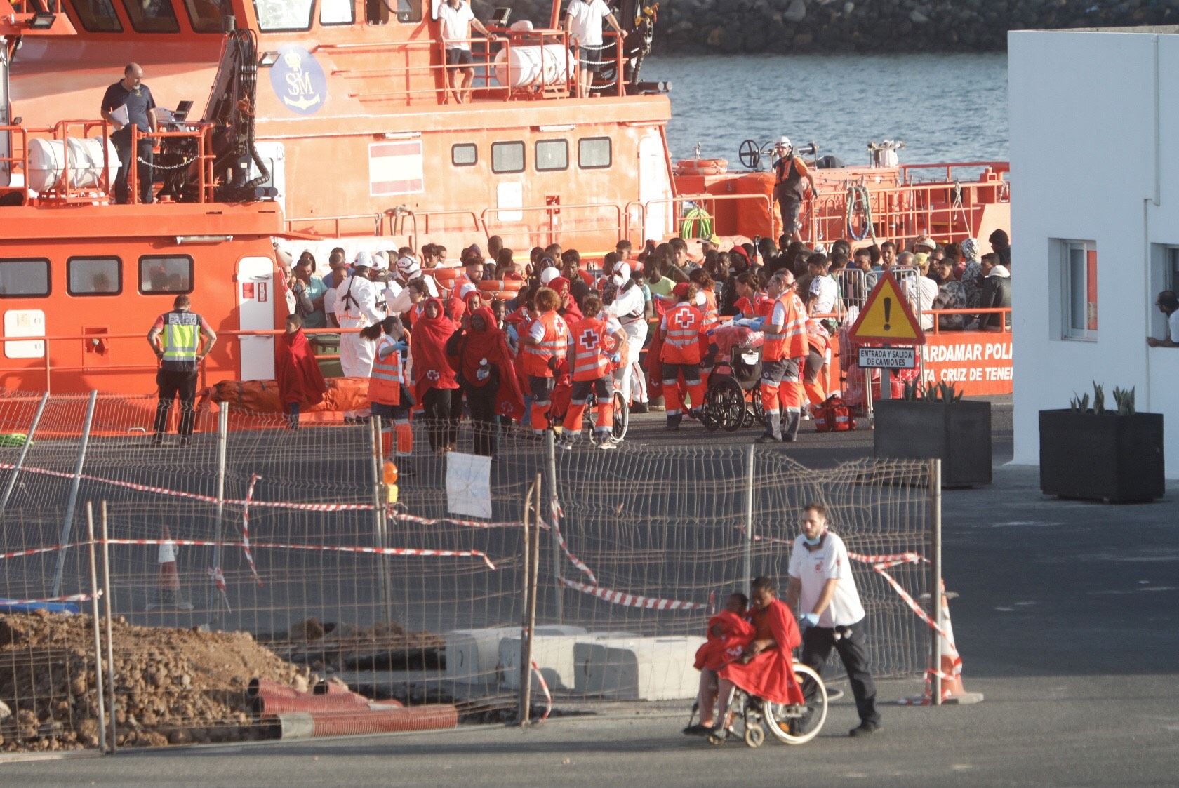 Llegada de migrantes a Puerto Naos (Fotos: José Luis Carrasco)