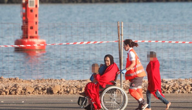 Dos niños y una mujer a su llegada a Lanzarote. Foto: José Luis Carrasco.