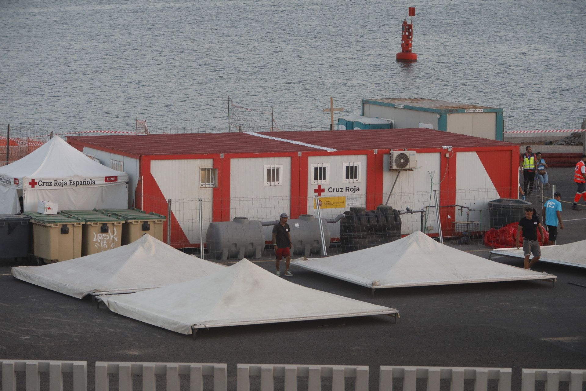 Carpas en las que se acogió a las personas migrantes que arribaron este lunes a las costas de Lanzarote. Foto: José Luis Carrasco.