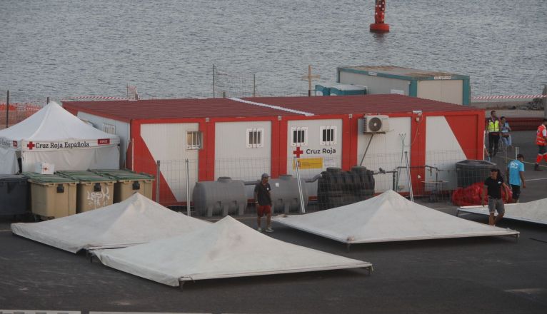 Carpas en las que se acogió a las personas migrantes que arribaron este lunes a las costas de Lanzarote. Foto: José Luis Carrasco. Carpas en las que se acogió a las personas migrantes que arribaron este lunes a las costas de Lanzarote. Foto: José Luis Carrasco.