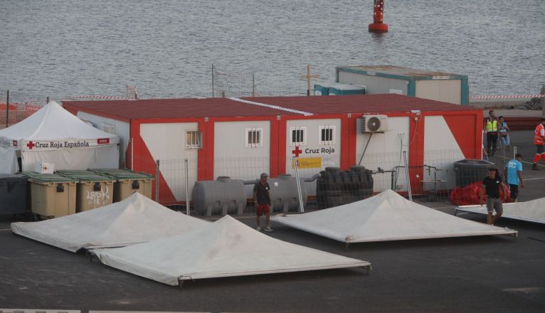 Carpas en las que se acogió a las personas migrantes que arribaron este lunes a las costas de Lanzarote. Foto: José Luis Carrasco.