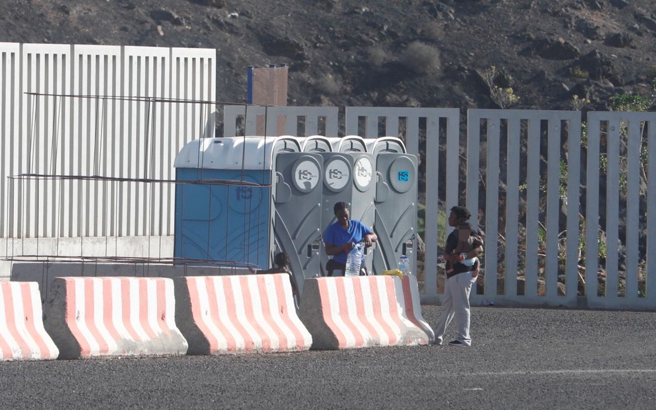 Mujeres y niños en el dispositivo provisional montado en Puerto Naos en Arrecife. Foto: José Luis Carrasco.