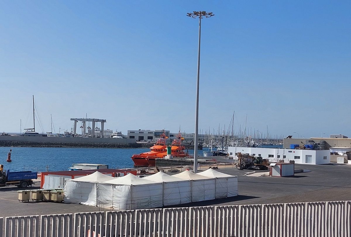 Carpas desplegadas en el puerto pesquero de Naos, en Arrecife