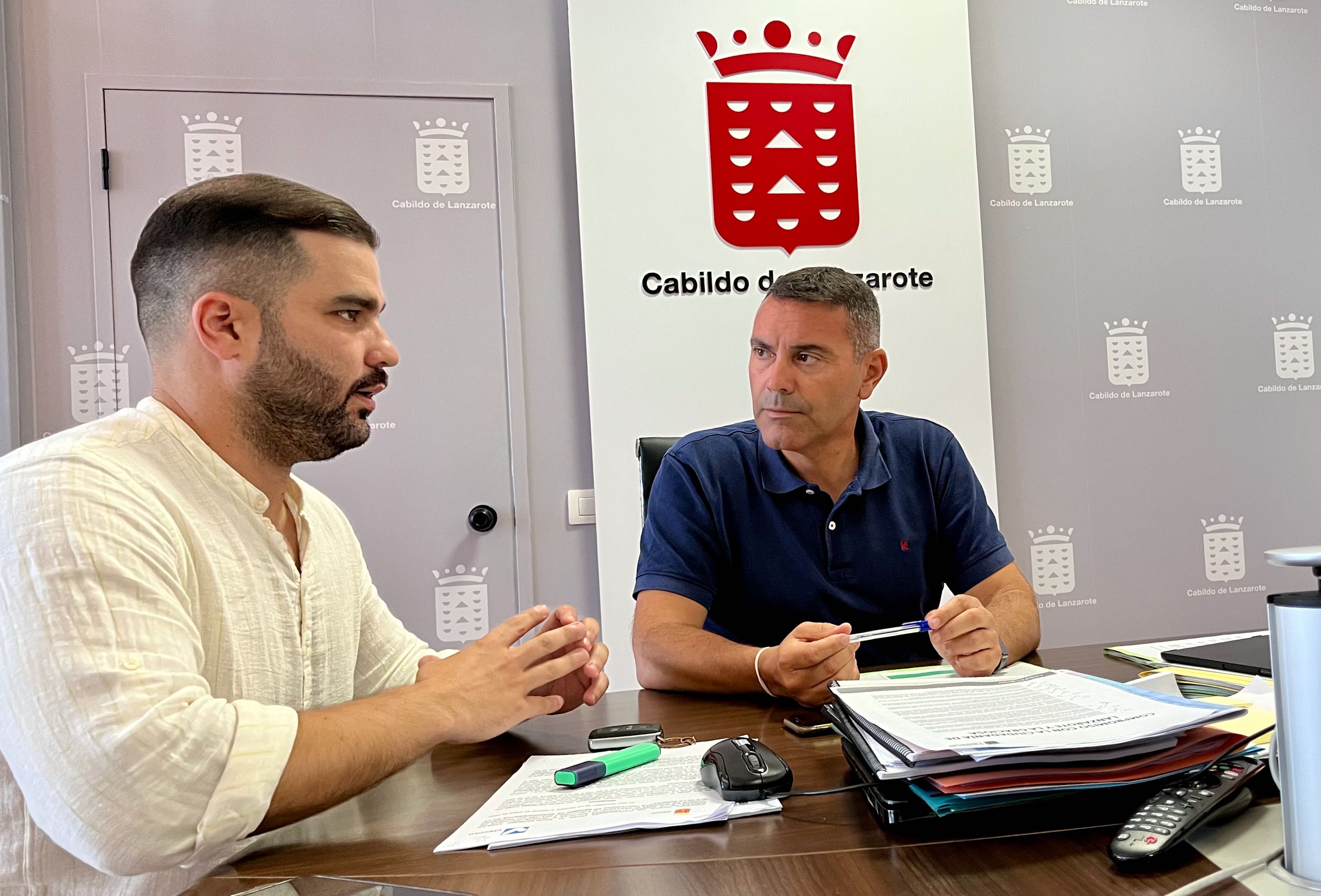 El presidente del Cabildo de Lanzarote, Oswaldo Betancort, y el consejero Jesús Machín Tavío. Foto: Cabildo de Lanzarote.