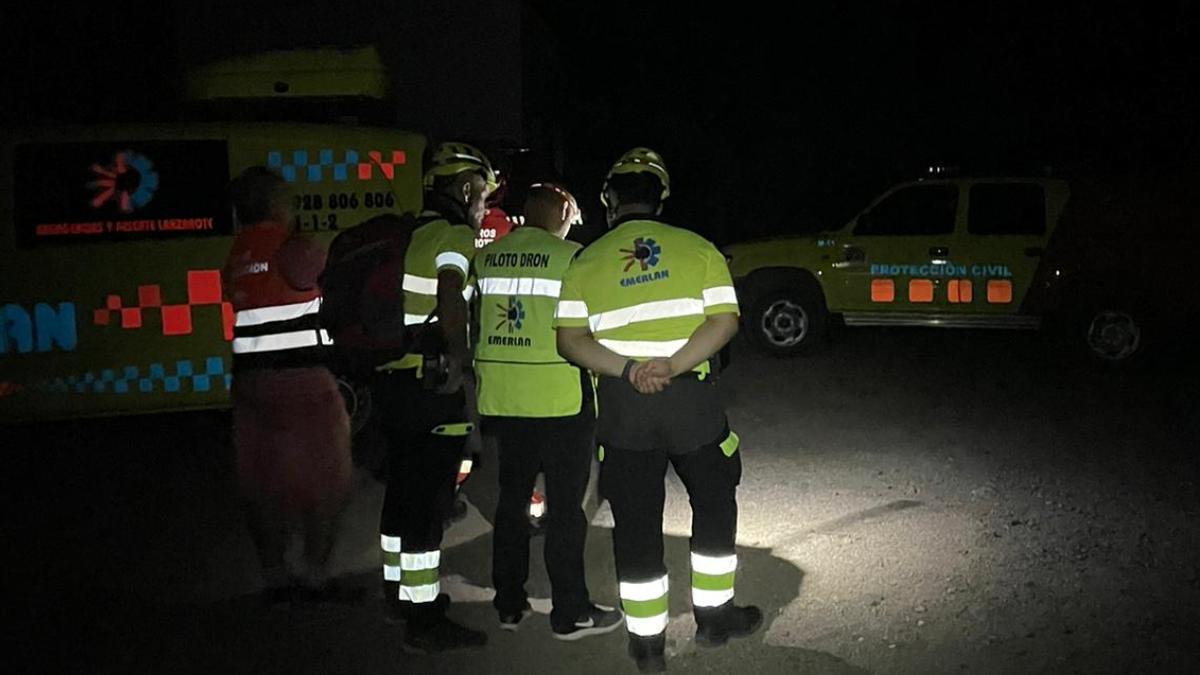 Efectivos de Emergencias buscando al conductor del coche precipitado por el risco