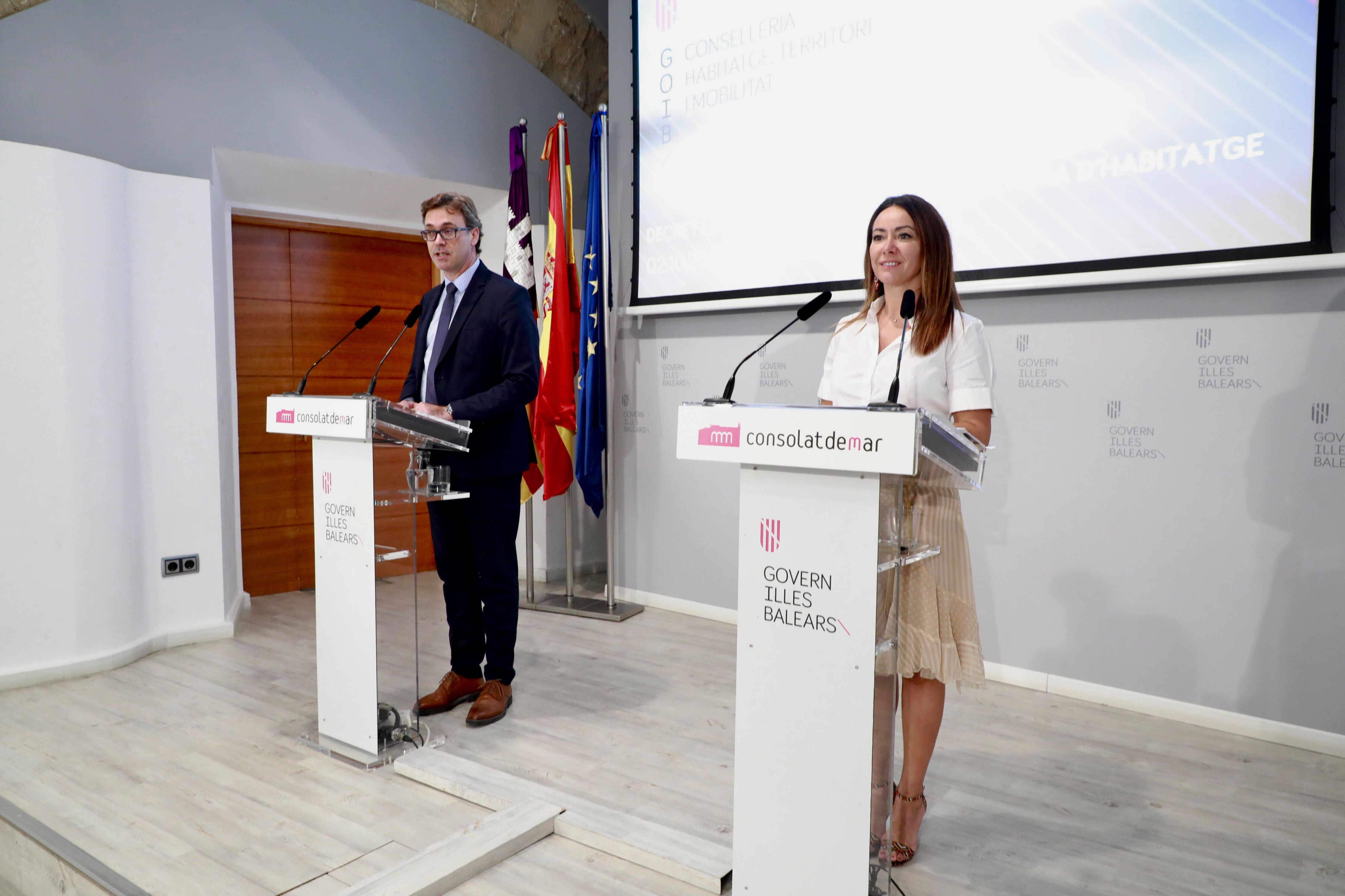 La consejera de Vivienda de Baleares, Marta Vidal, anuncia la medidas del Decreto.