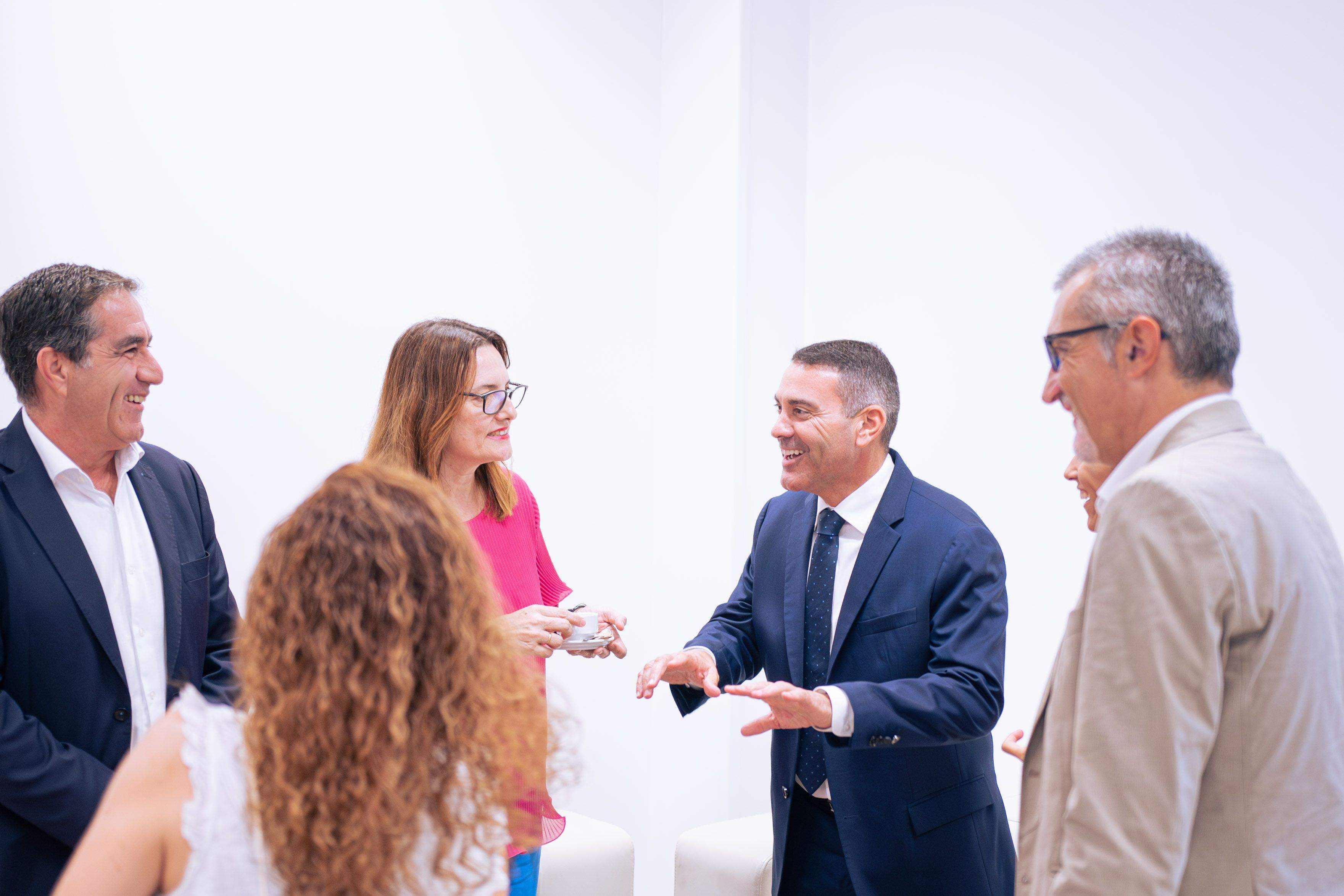La consejera de Bienestar del Gobierno de Canarias junto al presidente del Cabildo de Lanzarote. Foto: Cabildo de Lanzarote.