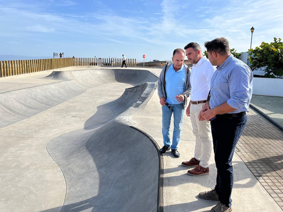 Jesús Machín, Jacobo Medina y  Luis Berriel en el skate park de Tinajo