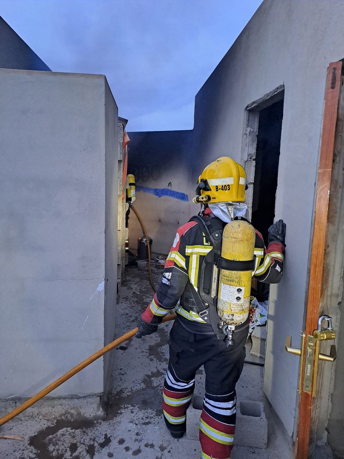 Los efectivos de emergencia en la zona del incendio