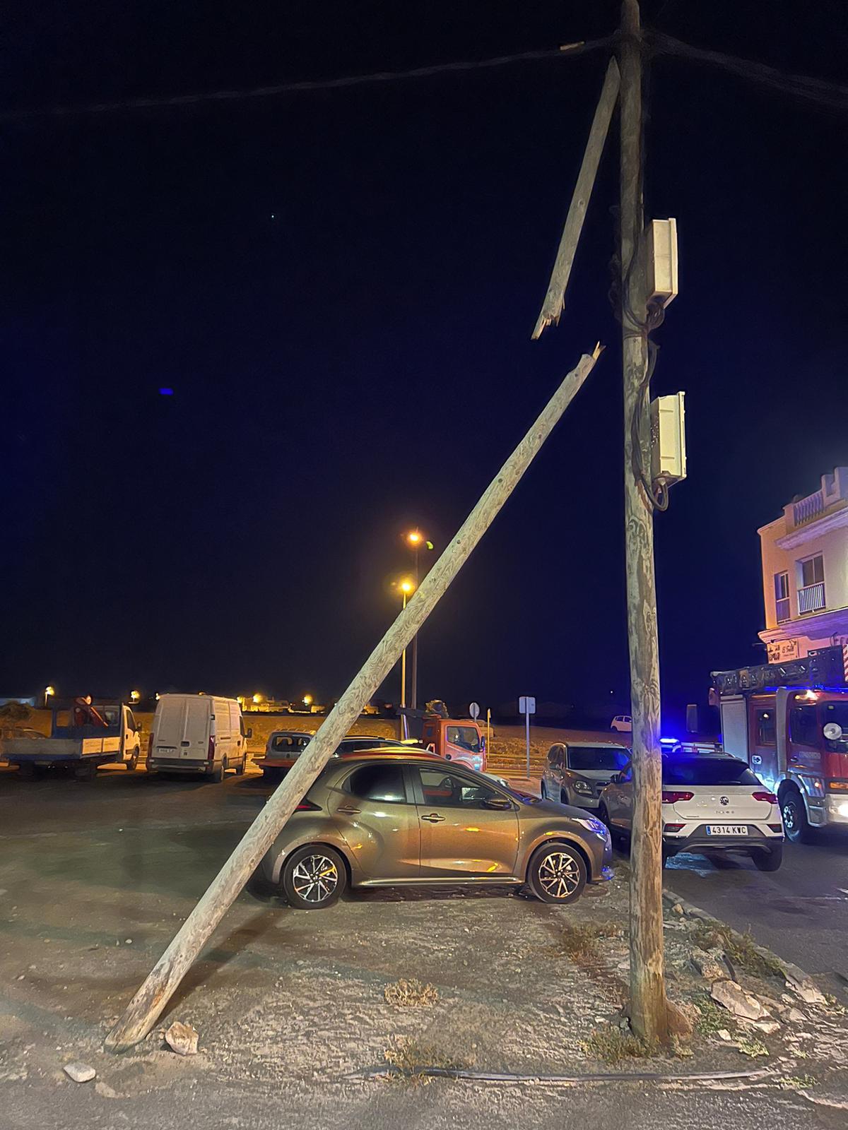 El poste de luz caído tras el accidente al chocar el coche