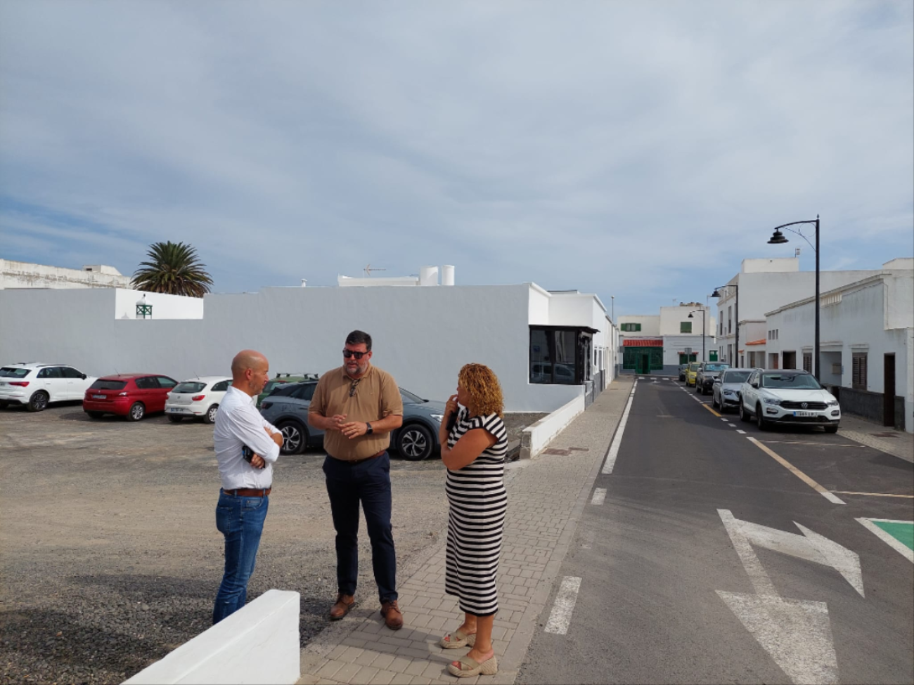 Isidro Pérez en la zona del aparcamiento público en San Bartolomé