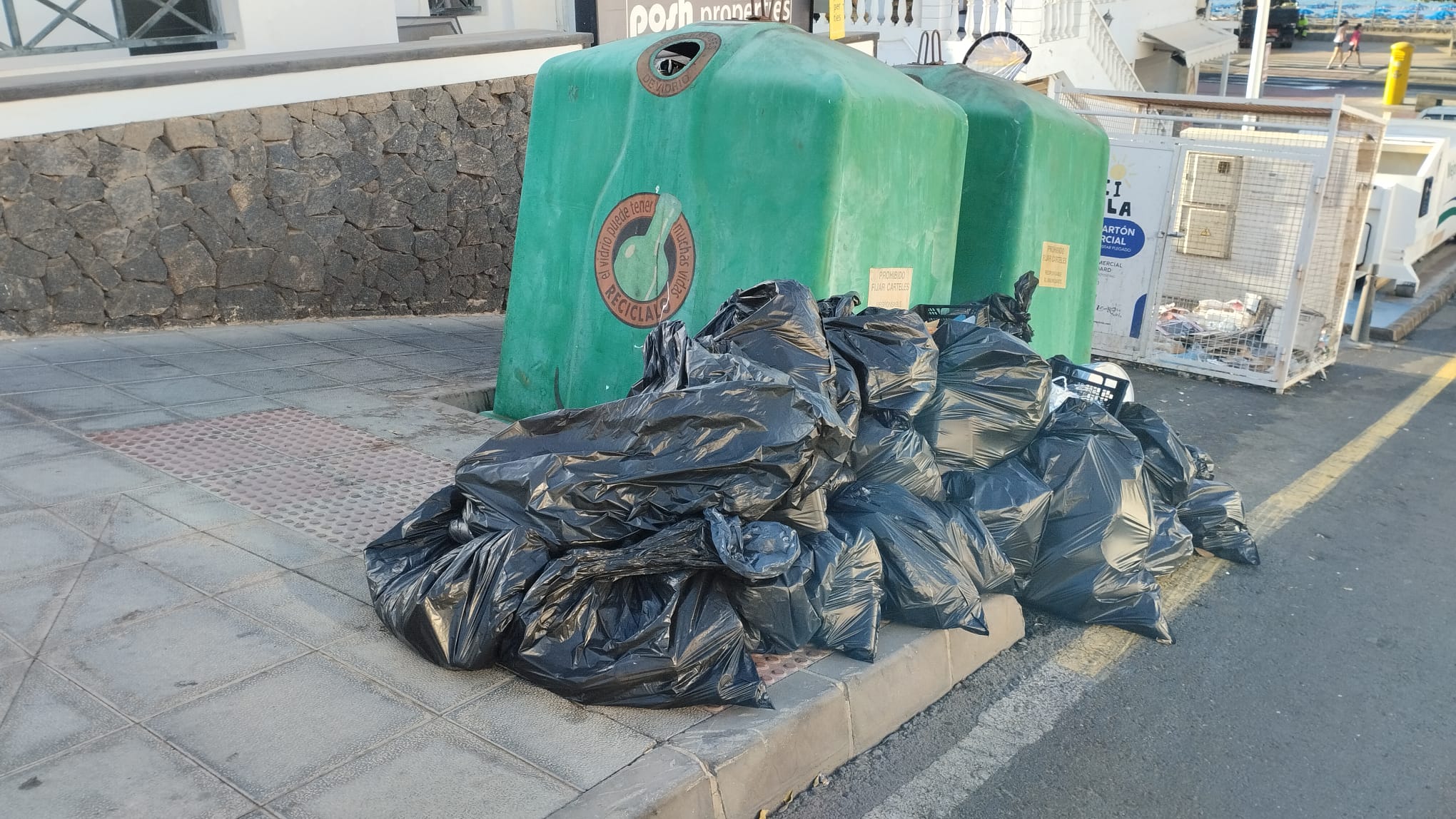Residuos en la calle en el municipio de Tías. Foto: Ayuntamiento de Tías. 