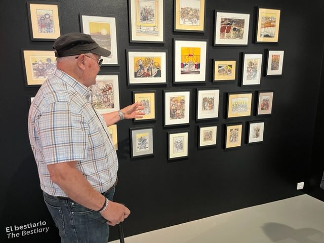 Santiago Alemán explicando su obra