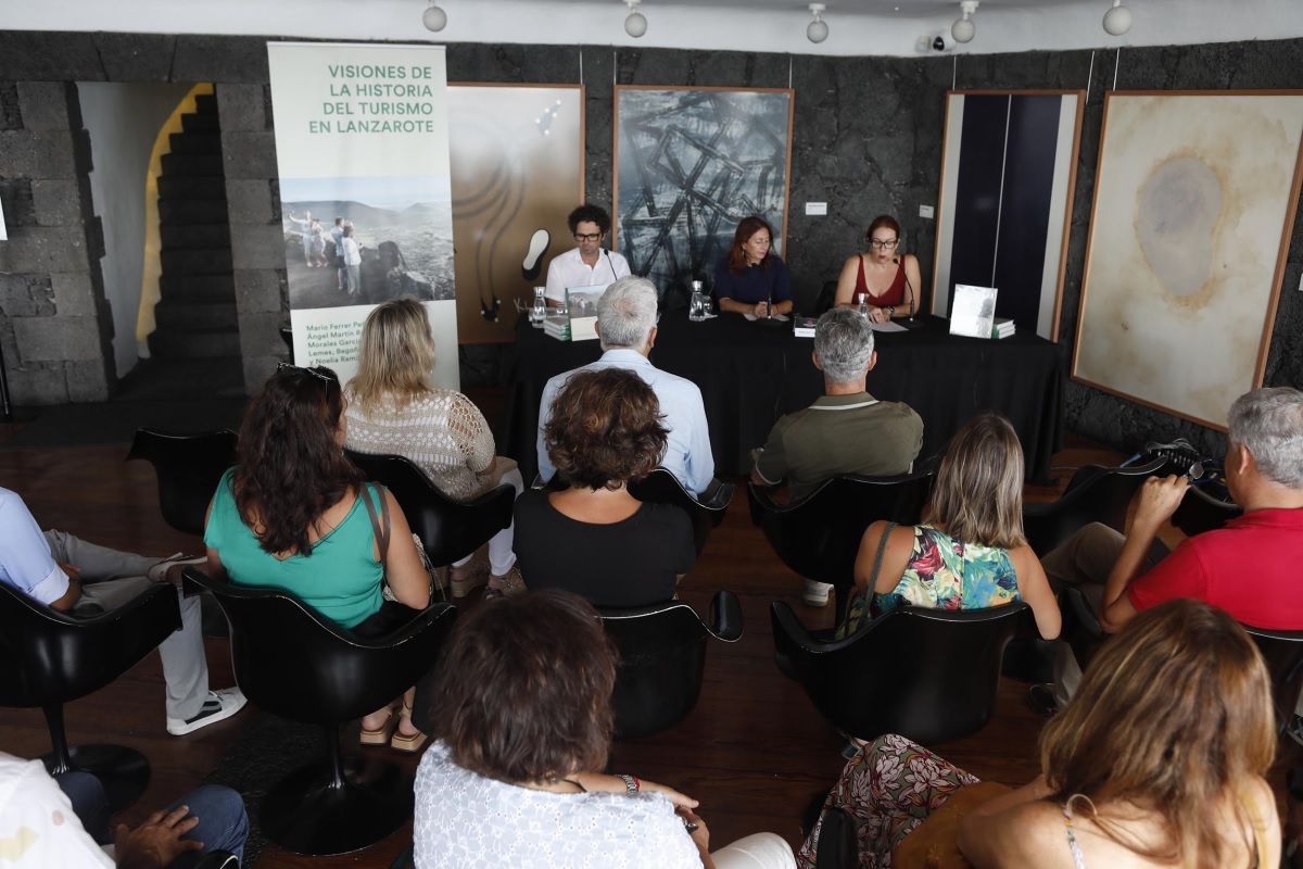 La presentación del libro ‘Visiones de la historia del turismo en Lanzarote’ (Fotos: José Luis Carrasco)