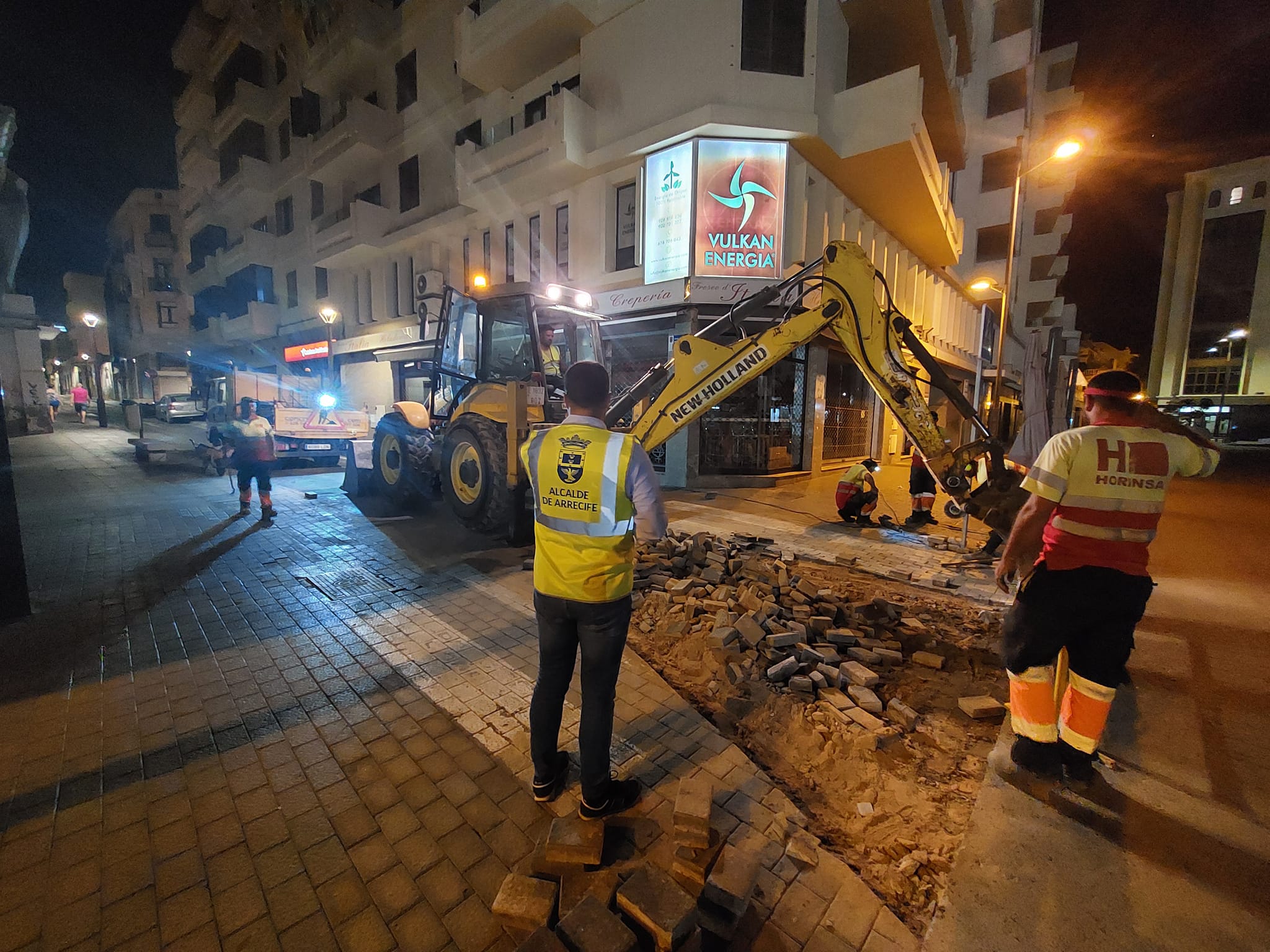 Arrecife ejecuta obras y reasfalta el entorno del IES Agustín Espinosa. El alcalde supervisa, de noche, los trabajos de retirada del adoquinado