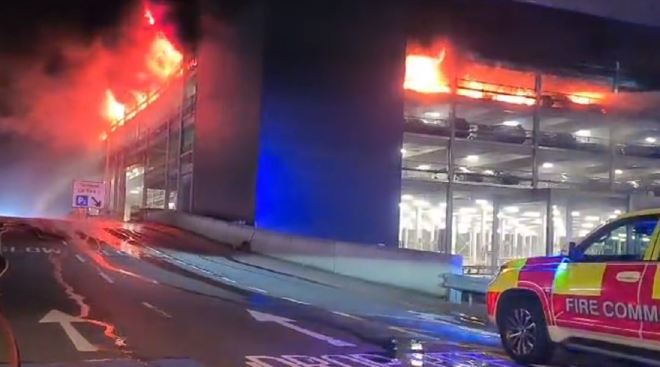 El incendio en el aparcamiento del aeropuerto de Luton. Imagen de los bomberos de la región.