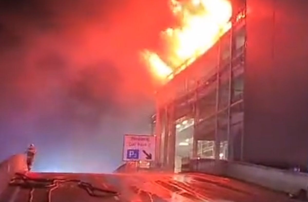 Un bombero durante las labores de extinción del incendio en Luton