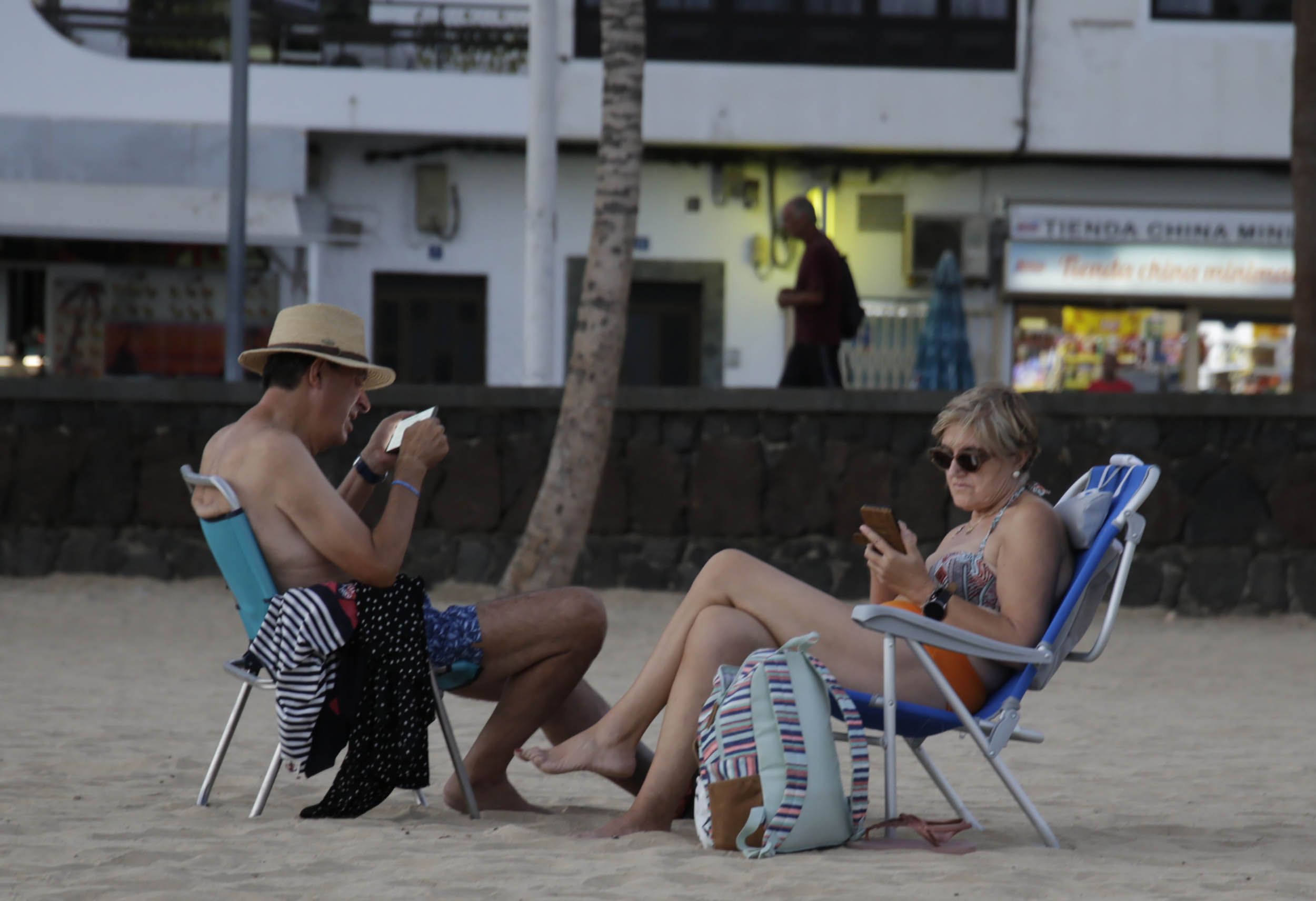 Sentados en playa con calor (Foto: José Luis Carrasco)