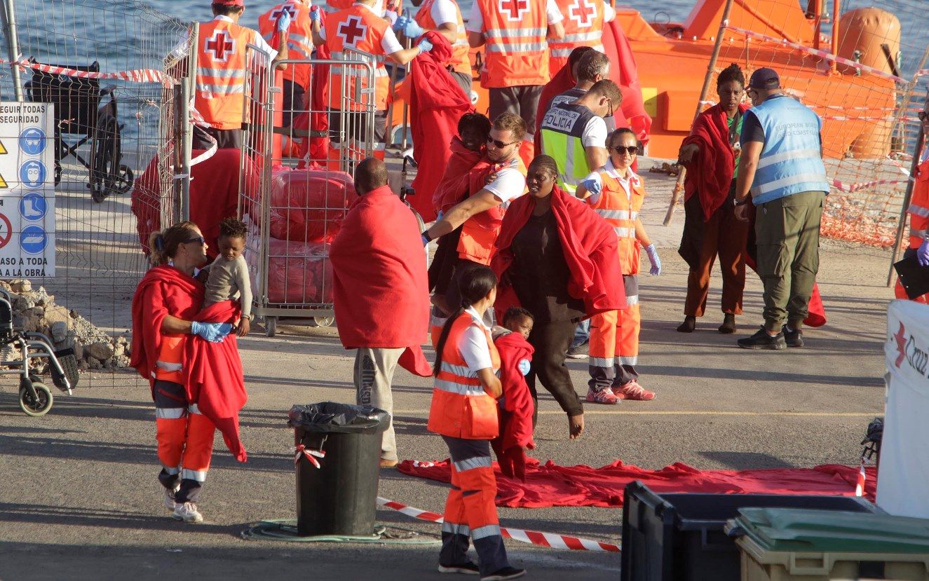 Migrantes atendidos por Cruz Roja en Puerto Naos (Fotos: José Luis Carrasco)