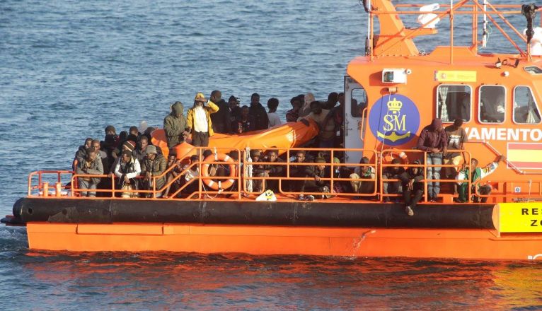 Salvamento Marítimo trasladando migrantes