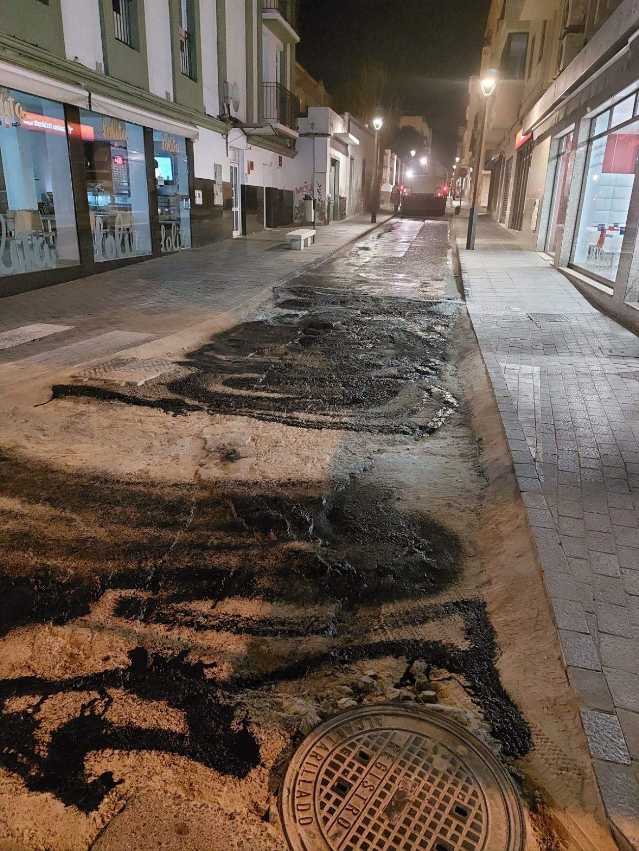 Preparación para ser reasfaltada en horario nocturno de la calle Coronel Bens